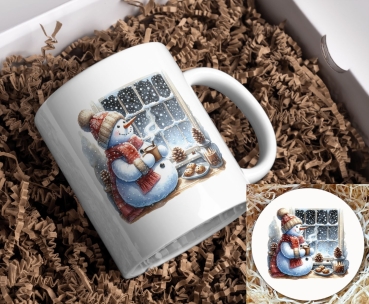 Preview: Weihnachtstasse mit Schneemann und Winterfenster-Motiv Preview: Weihnachtstasse mit Schneemann-Motiv: Ein lächelnder Schneemann, eingehüllt in roten Schal und Mütze, steht vor einem Fenster, durch das ein verschneiter Winterabend zu sehen ist. Er hält eine dampfende Tasse, neben ihm sind Tannenzapfen und ein Tablett m